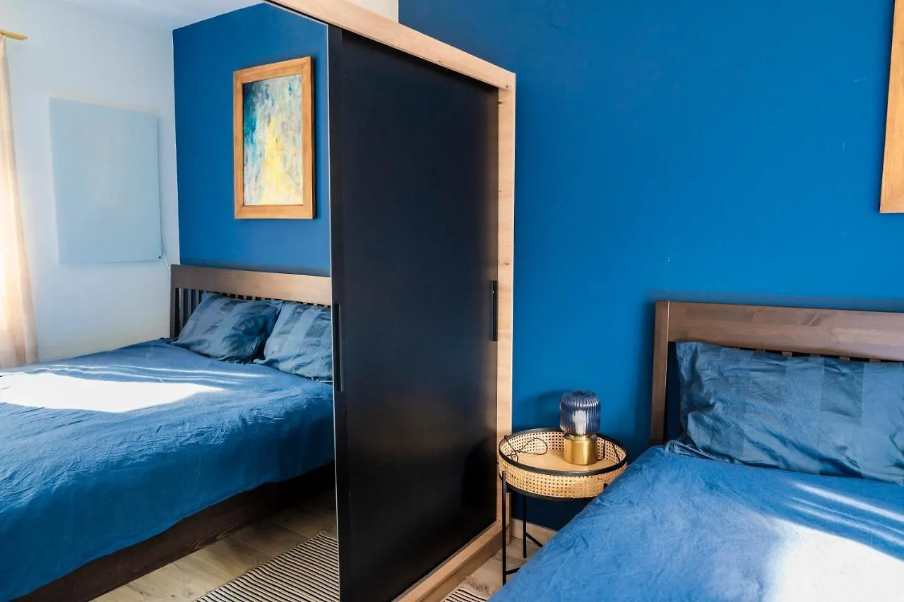 Large Stylish 2-Bedroom Apt, 2Min Walk To Ski Path, 7-8Min Walk To Gondola Bansko Apartment