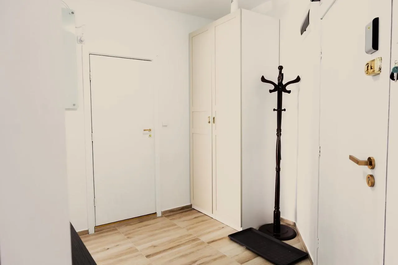 Large Stylish 2-Bedroom Apt, 2Min Walk To Ski Path, 7-8Min Walk To Gondola Bansko Apartment